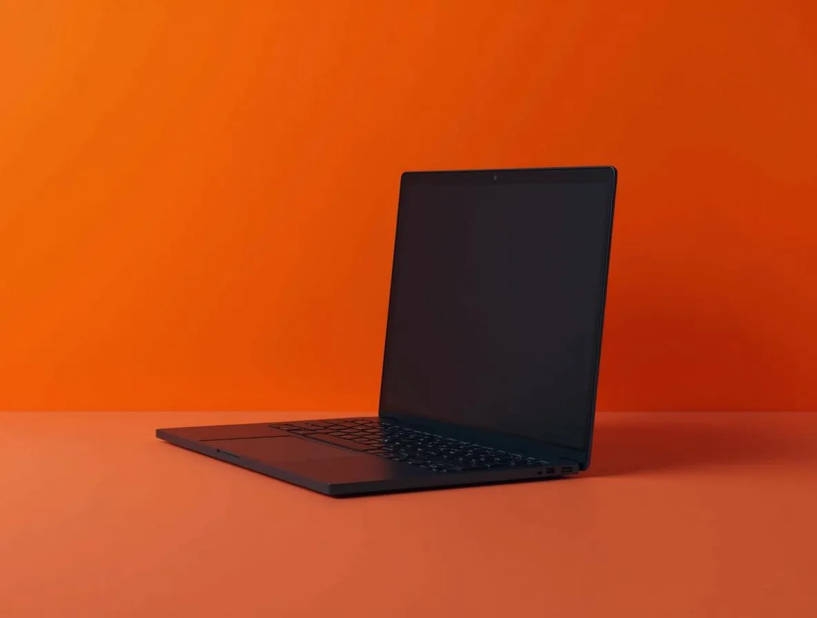 Notebook genérico em três quartos sobre fundo claro